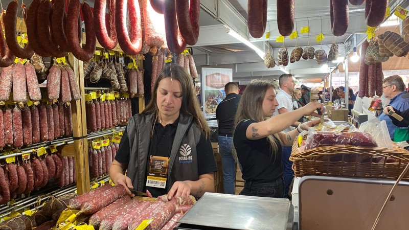 Duas jovens líderes de agroindústrias comercializam produtos em estande no Pavilhão da Agricultura Familiar durante a edição 2023 da Expointer.