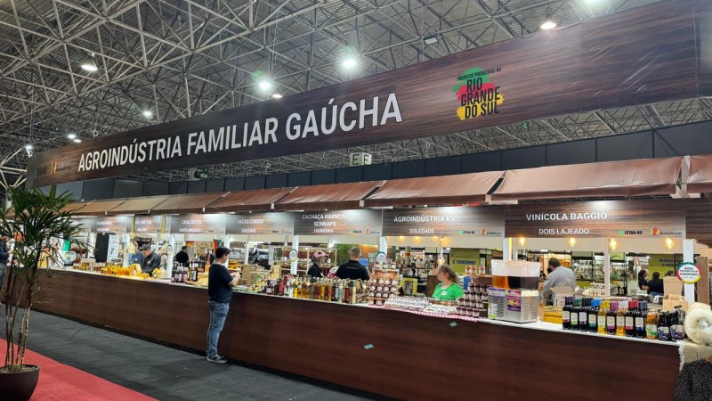 A imagem mostra os estandes do espaço da Agroindústria Familiar Gaúcha na 31ª Expotchê