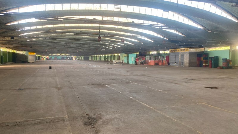 Pavilhão da Ceasa/RS limpo após a enchente que atingiu o complexo.