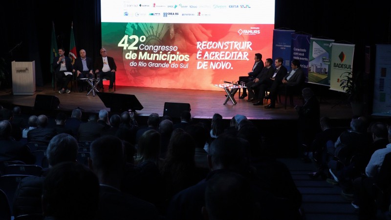 Imagem aberta apresenta a plateia e os autoridades que participaram do painel