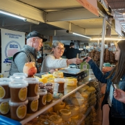 Clientes entregam cartão para pagamento aos expositores da feira da agricultura familiar.