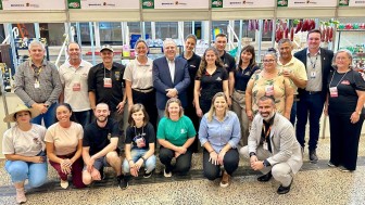 Os secretários Vilson Covatti e Bruno Silveira e o presidente da Emater, Luciano Schwerz, posam para foto com os 12 líderes dos empreendimentos.