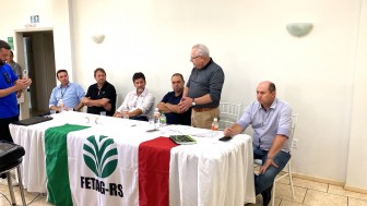 Evento promovido pela FETAG-RS reuniu autoridades e lideranças do setor agropecuário para discutir os impactos da estiagem e definir estratégias para minimizar seus efeitos 