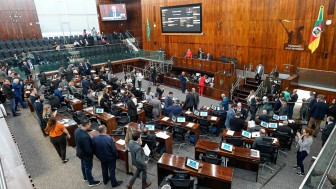 Imagem aberta mostra o plenário da Assembleia durante a votação