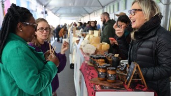 Produtora e consumida interagem em feira da agricultura familiar