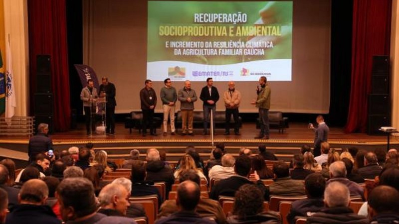 Autoridades falam em frente ao público