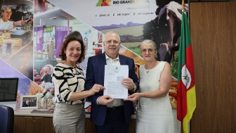 Secretário Covatti posa com a prefeita de São José do Sul, Juli Bender