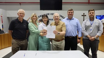 Secretário Covatti e autoridades posam para foto com Termo de Compromisso assinado