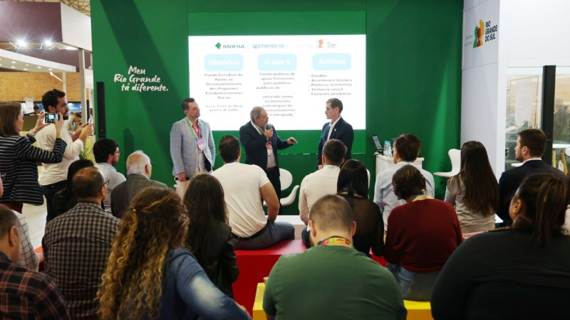Secret&aacute;rio Gustavo Paim apresentou o Feaper Web ao lado dos presidentes da Emater/RS e  Badesul, em painel no Gramado Summit