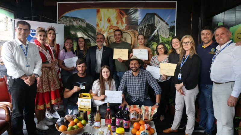 Entrega dos certificados aconteceu durante a Festa da Col&ocirc;nia