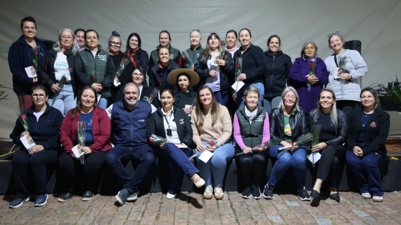 Homenageadas posam para foto