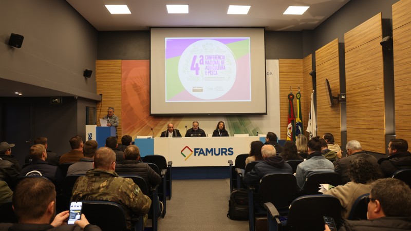 Imagem mostra p&uacute;blico e mesa com autoridades ao fundo