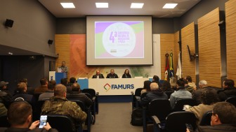Imagem mostra p&uacute;blico e mesa com autoridades ao fundo