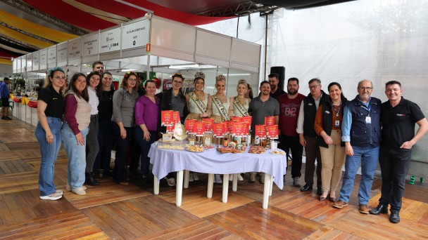 Produtores, soberanas e autoridades posam em frente aos produtos inovadores
